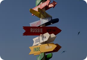 Дорожный указатель с большим количеством стран.